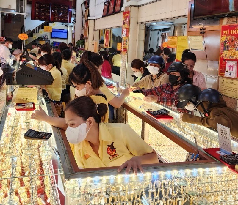 Người dân mua, bán vàng tại tiệm vàng Mi Hồng. Người dân mua, bán vàng tại tiệm vàng Mi Hồng.