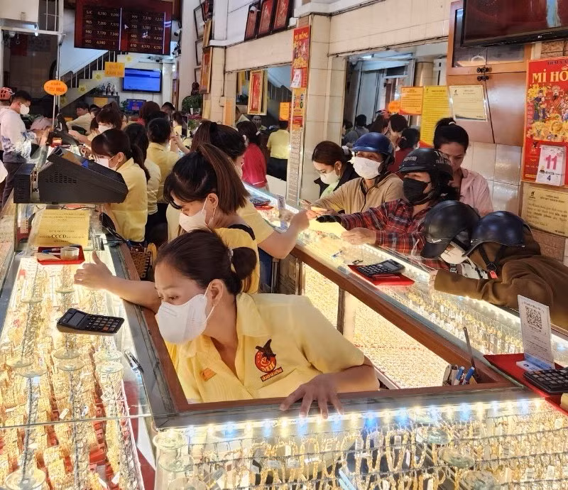 Người dân mua, bán vàng tại tiệm vàng Mi Hồng. Người dân mua, bán vàng tại tiệm vàng Mi Hồng.