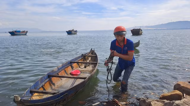 Anh Phạm Nguyễn Minh Chung dũng cảm cứu người phụ nữ nhảy cầu tự tử