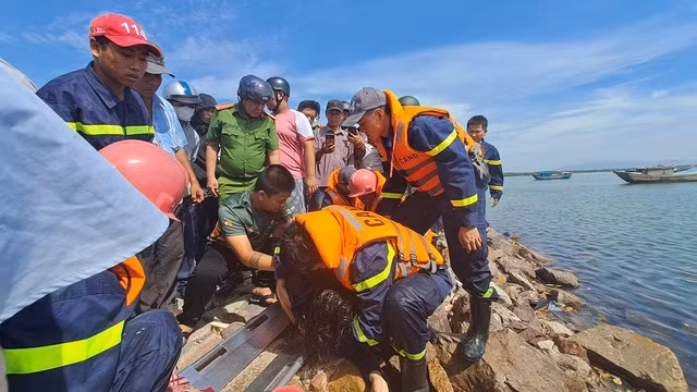 Nạn nhân nhảy cầu Thị Nại tự tử được đưa vào bờ cấp cứu kịp thời