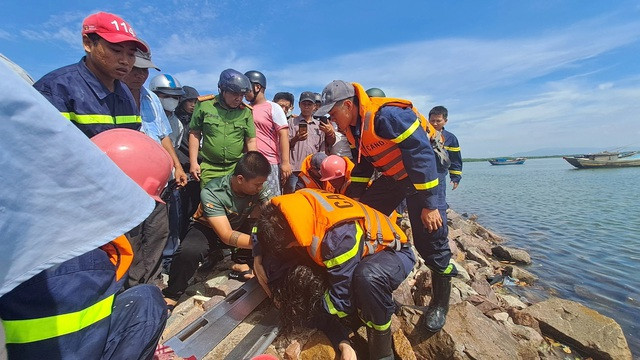 Nạn nhân nhảy cầu Thị Nại tự tử được đưa vào bờ cấp cứu kịp thời Nạn nhân nhảy cầu Thị Nại tự tử được đưa vào bờ cấp cứu kịp thời