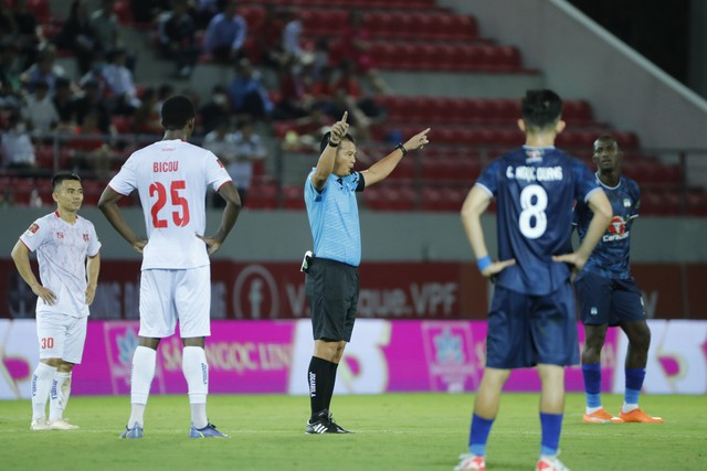 ... rồi quyết định cho chủ nhà hưởng quả phạt đền. Ảnh: MINH TÚ