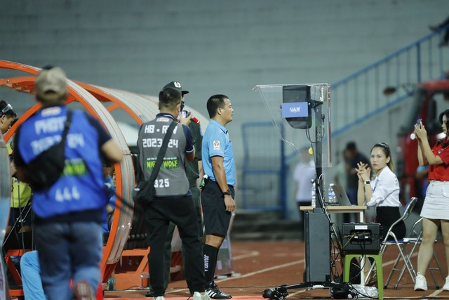 Trọng tài Nguyễn Đình Thái xem lại pha quay chậm... Ảnh: MINH TÚ