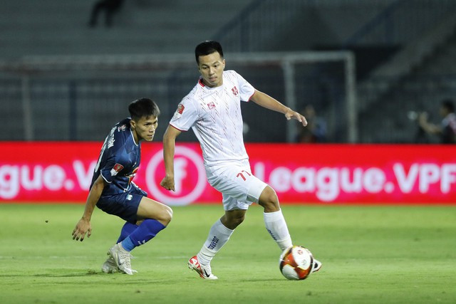 HAGL (áo xanh) chống đỡ vất vả. Ảnh: MINH TÚ