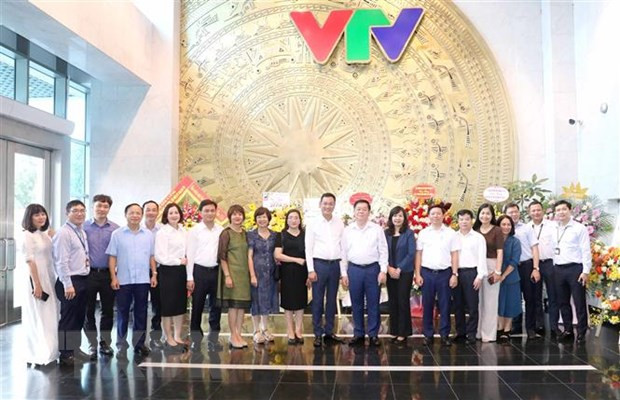 Trưởng Ban Tuyên giáo Trung ương Nguyễn Trọng Nghĩa thăm, chúc mừng Đài Truyền hình Việt Nam Việt Nam. (Ảnh: Phương Hoa/TTXVN)