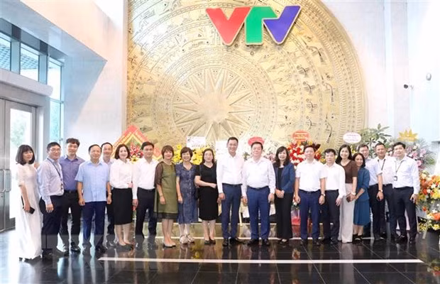 Trưởng Ban Tuyên giáo Trung ương Nguyễn Trọng Nghĩa thăm, chúc mừng Đài Truyền hình Việt Nam Việt Nam. (Ảnh: Phương Hoa/TTXVN)