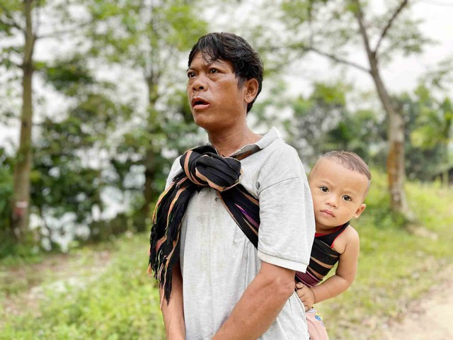 Ông A Hanh lo lắng nếu động đất kèm sạt lở thì chẳng ai chạy kịp Ông A Hanh lo lắng nếu động đất kèm sạt lở thì chẳng ai chạy kịp