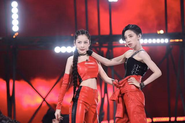 Chi Pu có màn đối đầu hấp dẫn với Tạ Hân trong vòng công diễn mới nhất của Đạp gió 2023. ẢNH: MANGOTV
