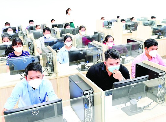 Thi tuyển công chức TPHCM năm 2022 tại Học viện Cán bộ TPHCM. Ảnh: VIỆT DŨNG Thi tuyển công chức TPHCM năm 2022 tại Học viện Cán bộ TPHCM. Ảnh: VIỆT DŨNG