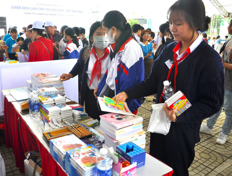 Học sinh các trường học tại Liên Nghĩa mang rác thải đổi quà tặng