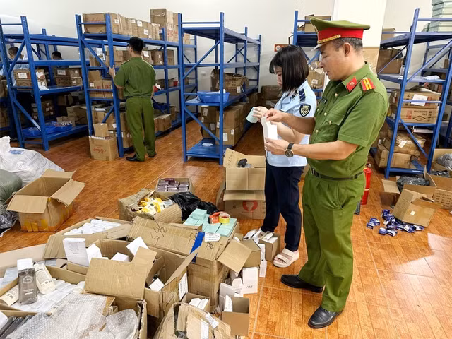 Lực lượng chức năng đang kiểm kê hàng hóa vi phạm