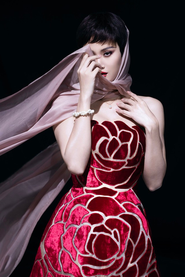 Hương Ly để tóc tém, tự tin khoe cơ bụng săn chắc đầy sexy khi diện những mẫu thiết kế mới được làm từ vải nhung silk, organza tơ tằm điểm xuyết họa tiết hoa trà Camellia lãng mạn Hương Ly để tóc tém, tự tin khoe cơ bụng săn chắc đầy sexy khi diện những mẫu thiết kế mới được làm từ vải nhung silk, organza tơ tằm điểm xuyết họa tiết hoa trà Camellia lãng mạn