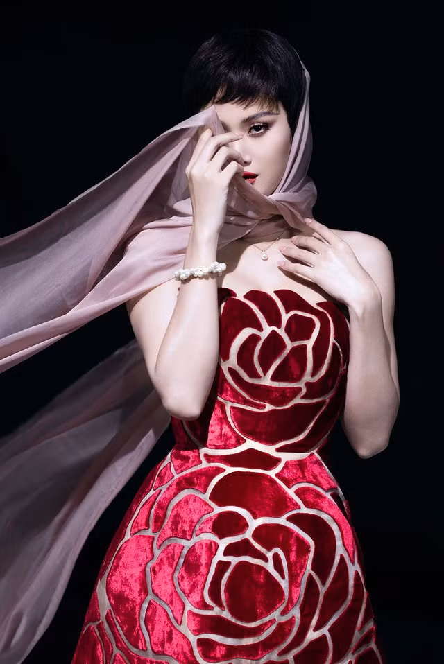 Hương Ly để tóc tém, tự tin khoe cơ bụng săn chắc đầy sexy khi diện những mẫu thiết kế mới được làm từ vải nhung silk, organza tơ tằm điểm xuyết họa tiết hoa trà Camellia lãng mạn