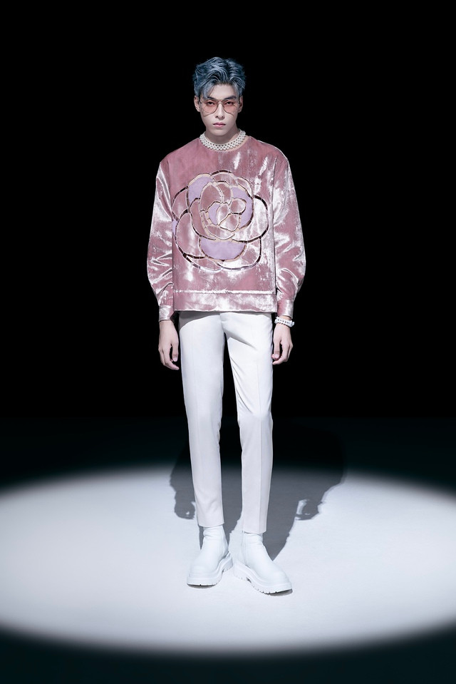 Trên các chất liệu tự nhiên như vải nhung silk và organza từ 100% tơ tằm, mỗi bộ trang phục là một món đồ hoàn chỉnh để mặc riêng lẻ vẫn rất phù hợp khi được mix match theo style cặp đôi đồng điệu Trên các chất liệu tự nhiên như vải nhung silk và organza từ 100% tơ tằm, mỗi bộ trang phục là một món đồ hoàn chỉnh để mặc riêng lẻ vẫn rất phù hợp khi được mix match theo style cặp đôi đồng điệu