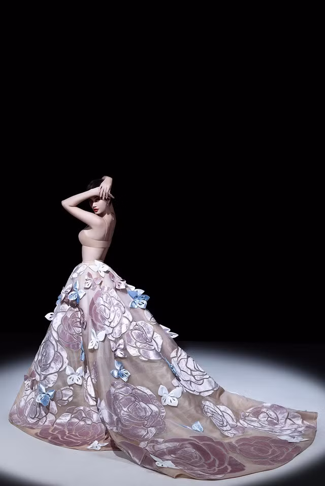 Nhà thiết kế cho biết bộ sưu tập được lên ý tưởng và hoàn thành trong thời gian 3 tháng. Anh sử dụng tông màu trầm chủ đạo trên các thiết kế dành cho thời tiết lạnh cuối năm. Bên cạnh các thiết kế dành cho nữ giới thì ở BST này anh dành "đất" sáng tạo cho nam nhiều hơn. Các thiết kế dành cho nam được may đo tỉ mỉ, sử dụng các phom dáng hiện đại mang đến góc nhìn mới về trang phục suit thời trang dành cho nam giới - vừa nam tính lịch lãm, vừa mang đậm dấu ấn sáng tạo và chất chơi của thời trang cao cấp.