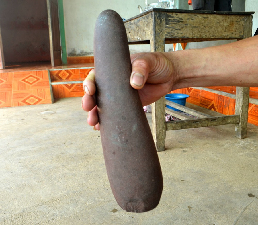 Những hòn đá nhỏ hình trụ cầm nắm vừa lòng bàn tay giống như chiếc chày đá. Ảnh: Hà Thủy Những hòn đá nhỏ hình trụ cầm nắm vừa lòng bàn tay giống như chiếc chày đá. Ảnh: Hà Thủy