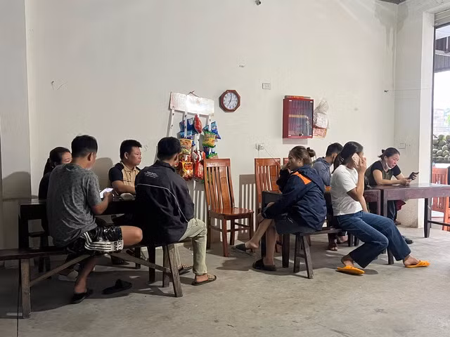 Nhiều người nhà tập trung trông mong thông tin về người thân mất tích