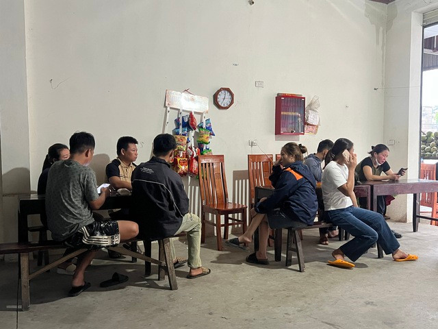 Nhiều người nhà tập trung trông mong thông tin về người thân mất tích Nhiều người nhà tập trung trông mong thông tin về người thân mất tích