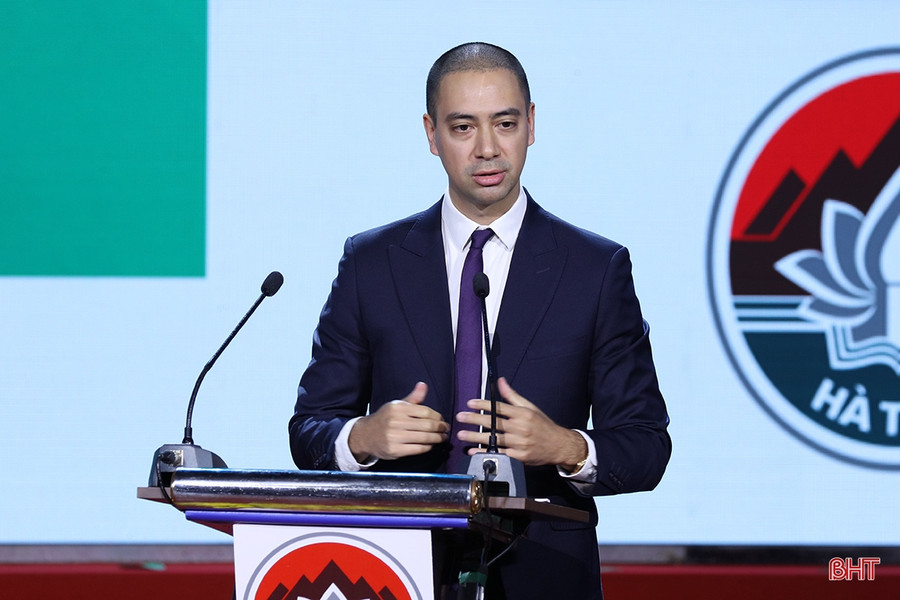 Ông Arnaud Ginolin - thành viên Hội đồng Thành viên, lãnh đạo Khối Tư vấn chính sách công và Khối ngành Công nghiệp BCG Việt Nam tham luận về tính khả thi của các mục tiêu và lý do Hà Tĩnh lựa chọn để phát triển.