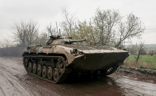 Xe chiến đấu bộ binh BMP-1 của Ukraine trên đường đến Bakhmut ngày 21.4. Ảnh: Reuters
