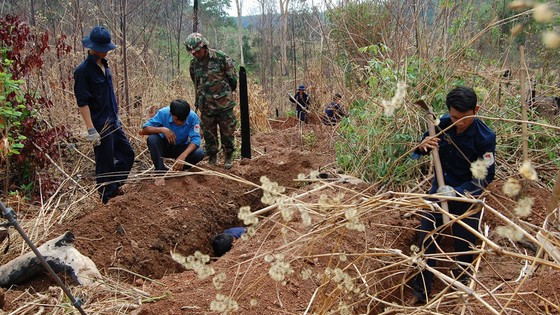 Đội K72 được chính quyền các tỉnh Campuchia hỗ trợ tìm kiếm hài cốt liệt sĩ Việt Nam để đưa về nước an táng. Ảnh: BÙI LIÊM Đội K72 được chính quyền các tỉnh Campuchia hỗ trợ tìm kiếm hài cốt liệt sĩ Việt Nam để đưa về nước an táng. Ảnh: BÙI LIÊM