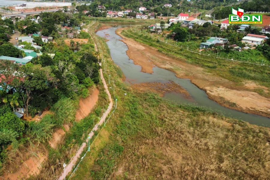 Cỏ dại mọc um tùm lòng hồ và đường ven hồ Hạ Gia Nghĩa. Cỏ dại mọc um tùm lòng hồ và đường ven hồ Hạ Gia Nghĩa.