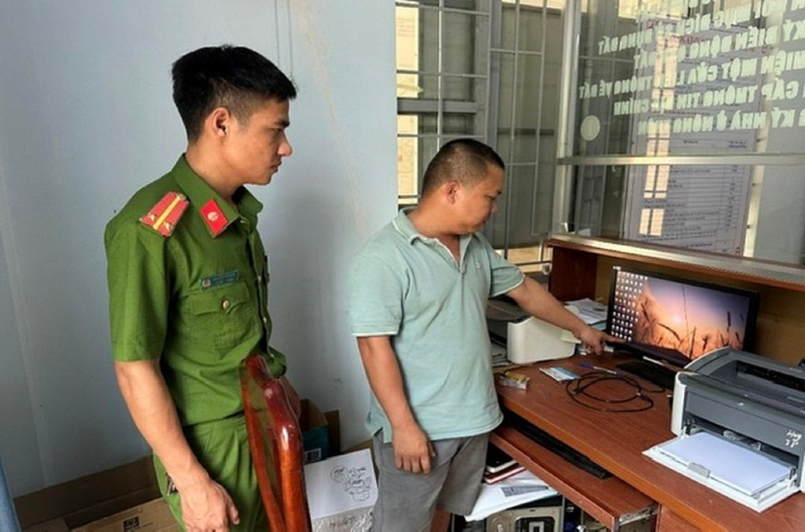 Công an khám xét khẩn cấp nơi làm việc của Phúc. Công an khám xét khẩn cấp nơi làm việc của Phúc.