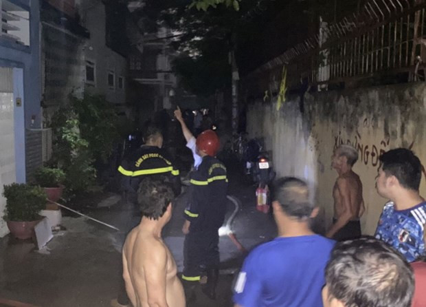 Lực lượng cứu hỏa dập tắt đám cháy. (Nguồn: Báo Công an Nhân dân)
