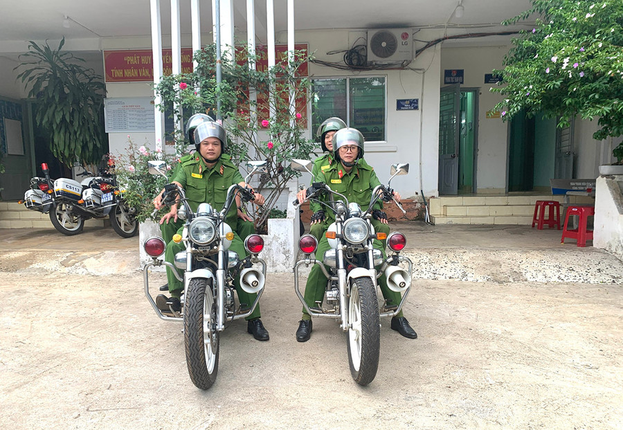 Tổ công tác Cảnh sát 113, Phòng Cảnh sát QLHC về TTXH Công an tỉnh triển khai nhiệm vụ. Ảnh: R’Ô HOK Tổ công tác Cảnh sát 113, Phòng Cảnh sát QLHC về TTXH Công an tỉnh triển khai nhiệm vụ. Ảnh: R’Ô HOK