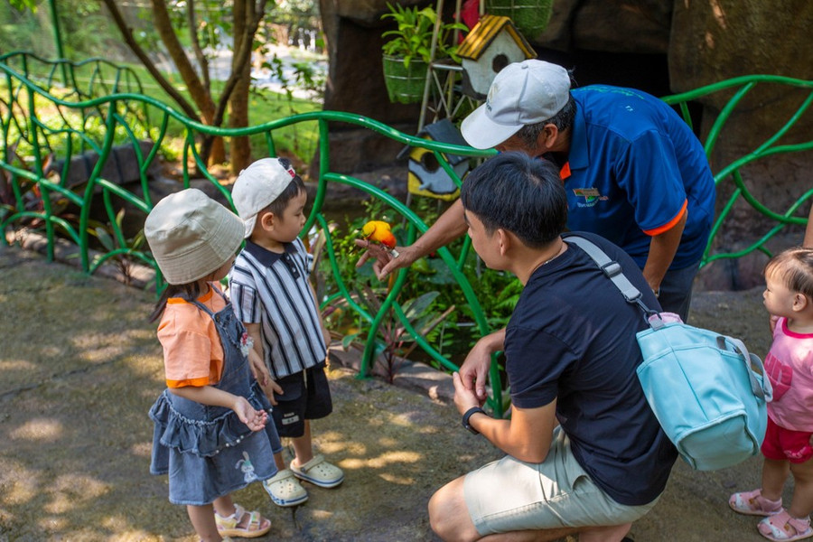 Một nhóm khách gia đình tham quan vui chơi tại Khu du lịch Công viên suối khoáng nóng Núi Thần Tài. Ảnh: XUÂN QUỲNH Một nhóm khách gia đình tham quan vui chơi tại Khu du lịch Công viên suối khoáng nóng Núi Thần Tài. Ảnh: XUÂN QUỲNH