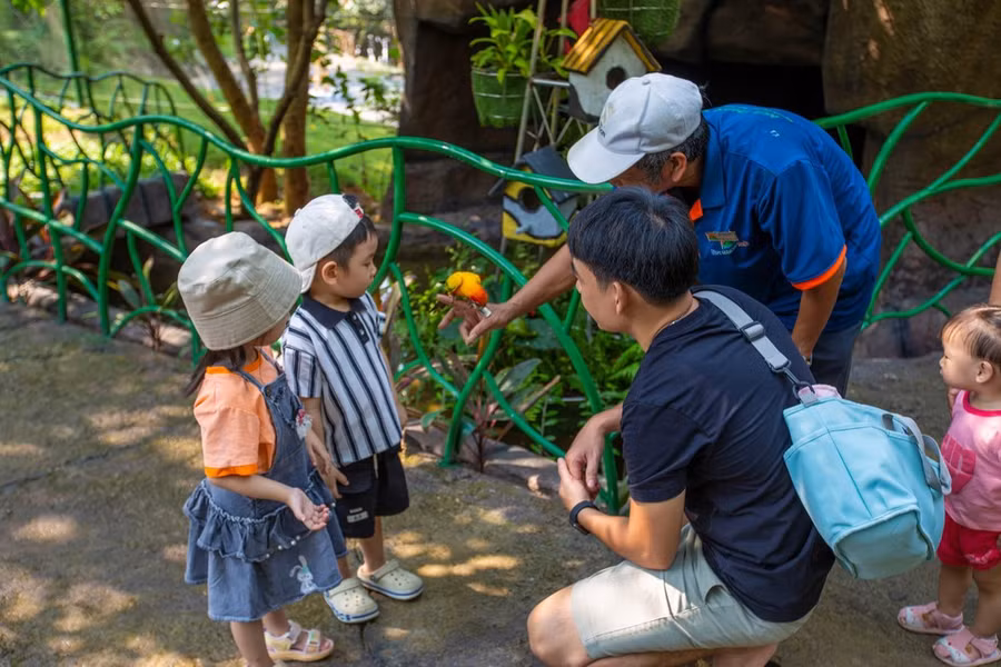 Một nhóm khách gia đình tham quan vui chơi tại Khu du lịch Công viên suối khoáng nóng Núi Thần Tài. Ảnh: XUÂN QUỲNH