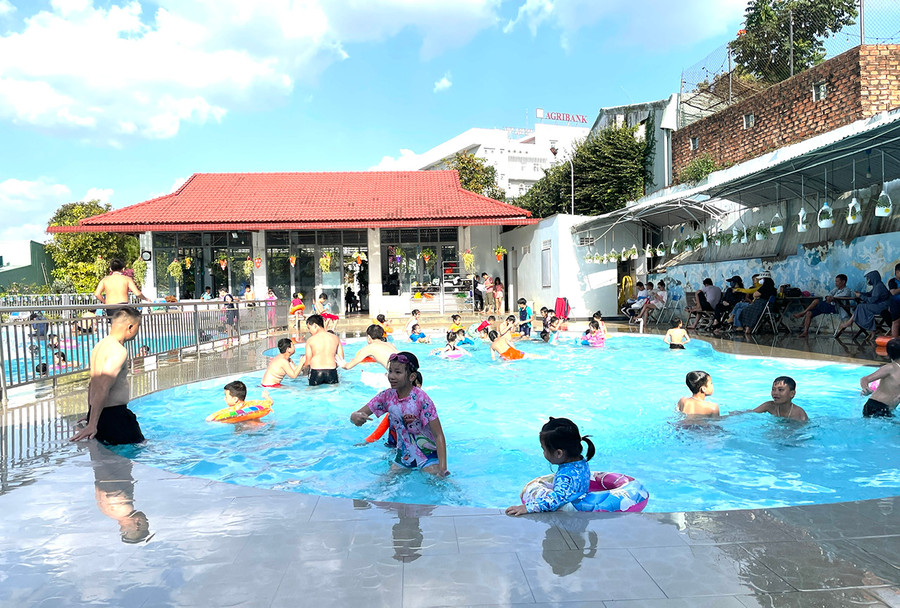 Nhiều trẻ em được cha mẹ cho đi học bơi dịp hè để phòng tránh đuối nước. Ảnh: L.N