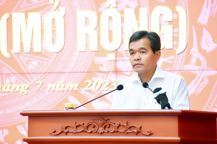 Ủy viên Ban Chấp hành Trung ương Đảng, Bí thư Tỉnh ủy, Chủ tịch HĐND tỉnh Hồ Văn Niên phát biểu khai mạc hội nghị. Ảnh: Đức Thụy