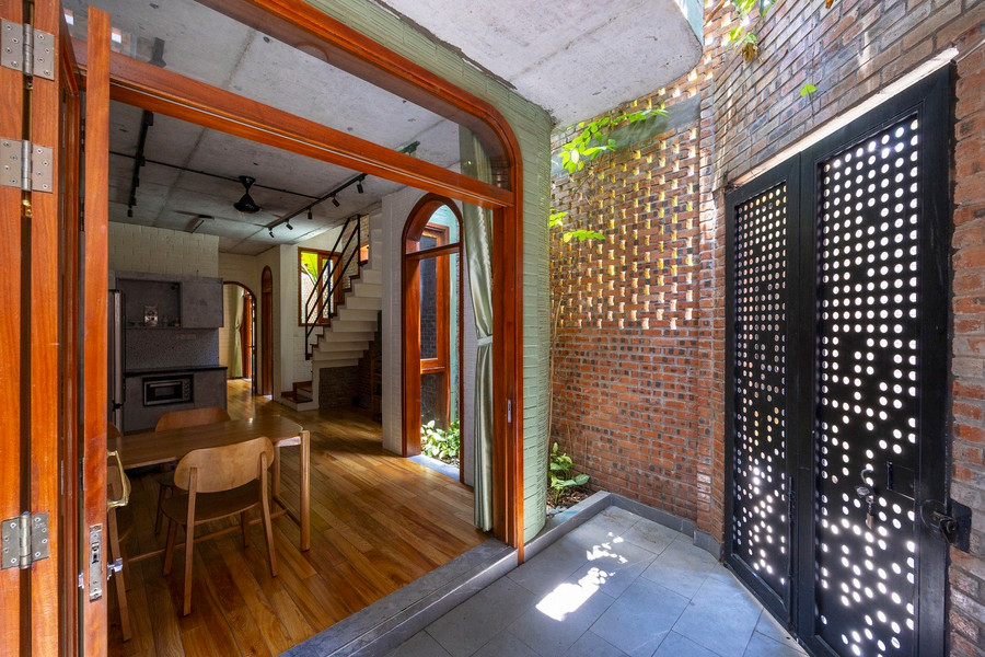 Các khu vực sinh hoạt, nấu ăn và ăn uống được tích hợp thành một không gian đa chức năng, đóng vai trò là khu vực chung cho gia đình.