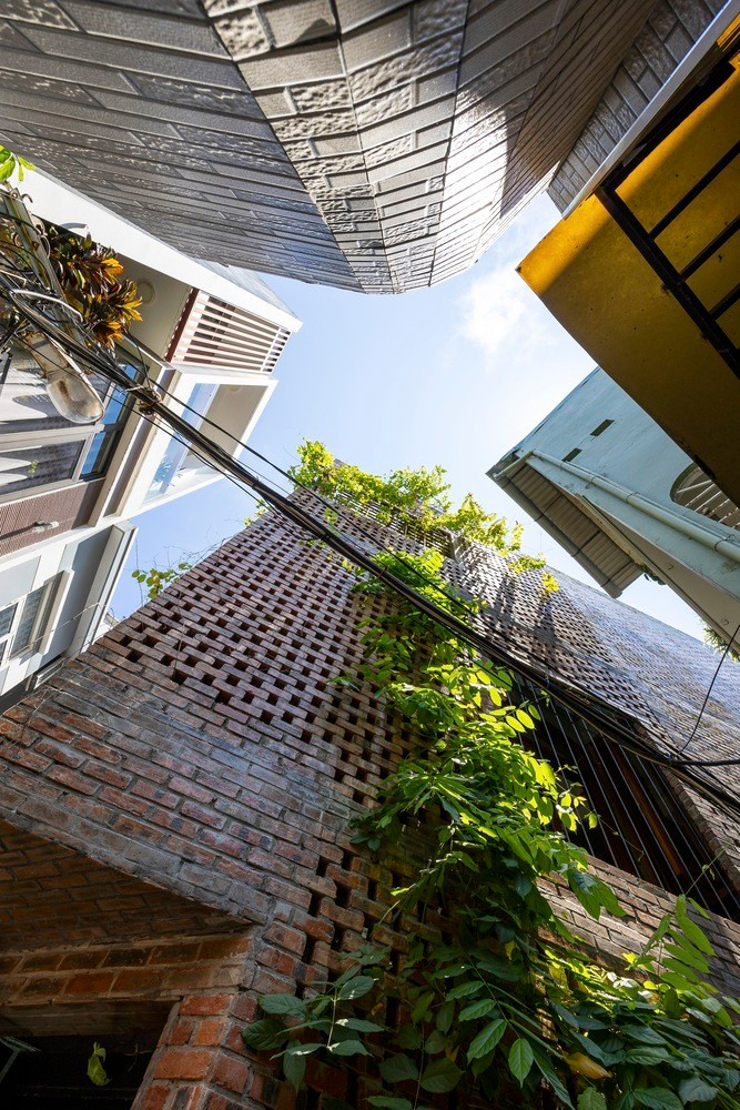 Gia chủ là gia đình ba người mong muốn một không gian sống tối giản với 3 phòng ngủ, một phòng làm việc và các không gian sinh hoạt mang đến sự mộc mạc, ấm cúng, pha chút cách điệu.