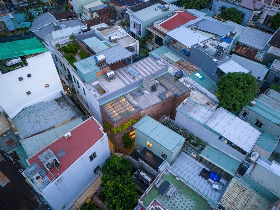 Ngôi nhà này tọa lạc trên một khu đất rộng 64m2, nằm giữa hai con hẻm nhỏ góc cạnh, tại khu vực cực kỳ đông đúc.