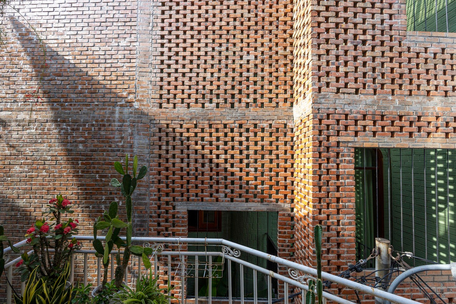 Kiến trúc sư sử dụng gạch nung có khoảng trống cho ngôi nhà, điều này giống như tạo ra các cửa chớp để thông gió. Phương pháp xây dựng này cho phép những làn gió mát từ ngõ tràn vào nhà.
