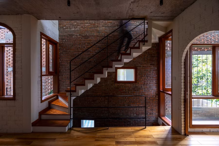 Bên trong ngôi nhà có hai cầu thang xếp chồng lên nhau song song, và đây là những tác phẩm nghệ thuật riêng.