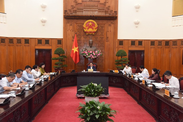 Thủ tướng yêu cầu Ngân hàng Nhà nước tiếp tục chỉ đạo các ngân hàng hạ lãi suất phù hợp để hỗ trợ người dân và doanh nghiệp - Ảnh: VGP/Nhật Bắc