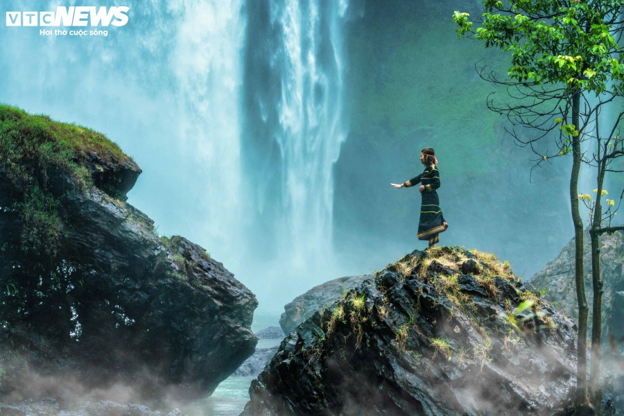 Nước trên từ trên cao đổ xuống bọt tung trắng xóa, tỏa ra hơi nước mát lạnh khiến người đặt chân đến có cảm giác bình yên, sảng khoái. Nước trên từ trên cao đổ xuống bọt tung trắng xóa, tỏa ra hơi nước mát lạnh khiến người đặt chân đến có cảm giác bình yên, sảng khoái.