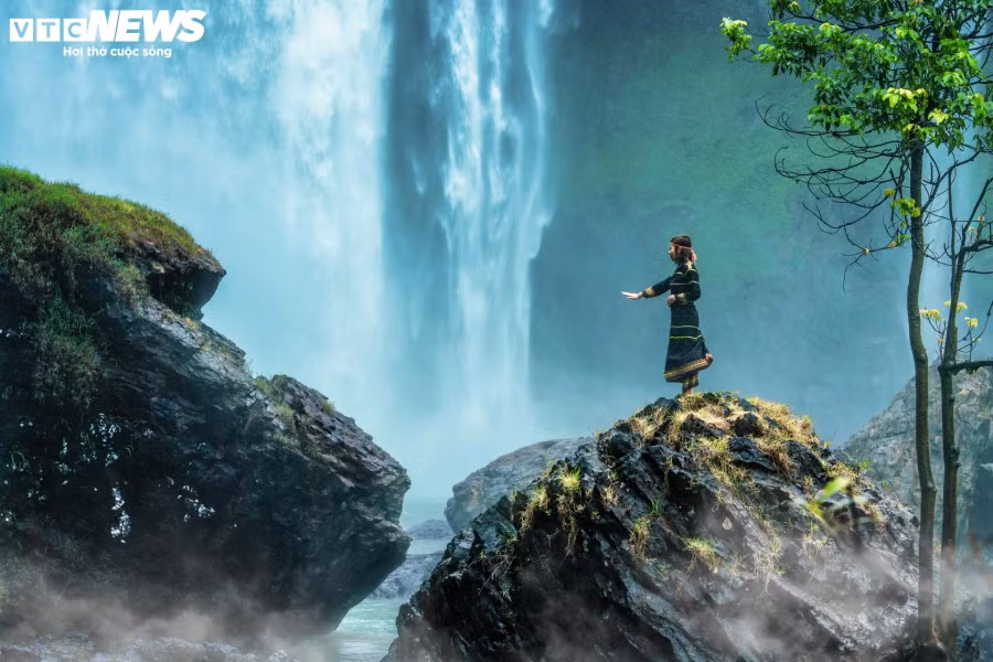 Nước trên từ trên cao đổ xuống bọt tung trắng xóa, tỏa ra hơi nước mát lạnh khiến người đặt chân đến có cảm giác bình yên, sảng khoái.