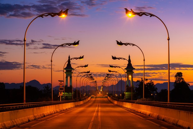 Cầu Hữu Nghị Thái–Lào với chiều dài 780 mét, rộng 13 mét là địa điểm lý tưởng để ngắm hoàng hôn hay bình minh lấp lánh như dát vàng buông xuống dòng sông Mekong. (Ảnh: Tổng cục Du lịch Thái Lan) Cầu Hữu Nghị Thái–Lào với chiều dài 780 mét, rộng 13 mét là địa điểm lý tưởng để ngắm hoàng hôn hay bình minh lấp lánh như dát vàng buông xuống dòng sông Mekong. (Ảnh: Tổng cục Du lịch Thái Lan)