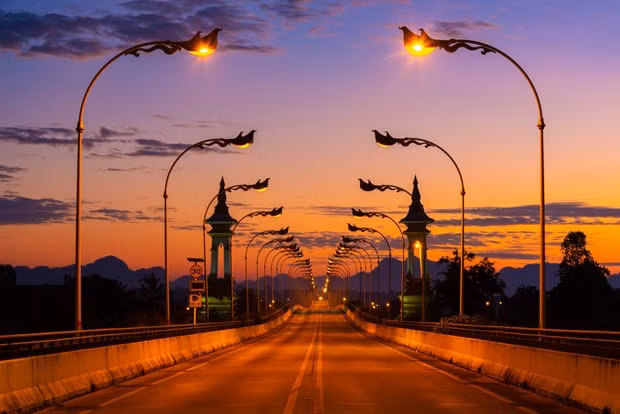 Cầu Hữu Nghị Thái–Lào với chiều dài 780 mét, rộng 13 mét là địa điểm lý tưởng để ngắm hoàng hôn hay bình minh lấp lánh như dát vàng buông xuống dòng sông Mekong. (Ảnh: Tổng cục Du lịch Thái Lan)