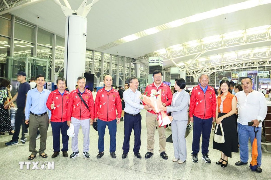 Ông Nguyễn Hồng Minh, Phó Cục trưởng Cục Thể dục Thể thao và bà Lê Hoàng Yến, Phó Cục trưởng Cục Thể dục Thể thao, tặng hoa cho ông Đặng Hà Việt. (Ảnh: Hoàng Linh/TTXVN)