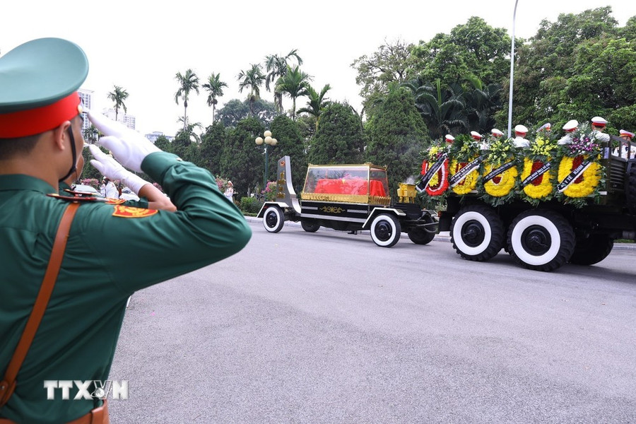 Xe chở linh cữu tại nghĩa trang Mai Dịch, thành phố Hà Nội. (Ảnh: Văn Điệp/TTXVN) Xe chở linh cữu tại nghĩa trang Mai Dịch, thành phố Hà Nội. (Ảnh: Văn Điệp/TTXVN)