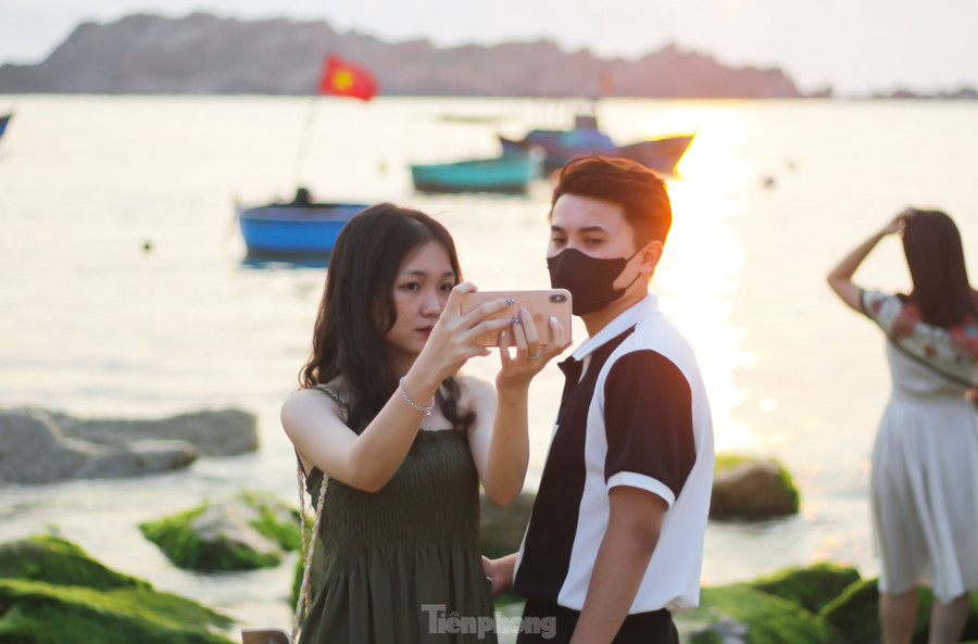 Bạn Trần Thị Ngọc Hoa (SN 2003, ở thị xã An Nhơn, Bình Định) chia sẻ: “Những ngày qua mạng xã hội chia sẻ nhiều, thấy đẹp quá nên mình tranh thủ ngày cuối tuần hẹn bạn đi sớm để có những khoảnh khắc đẹp”. Ảnh: Trương Định Bạn Trần Thị Ngọc Hoa (SN 2003, ở thị xã An Nhơn, Bình Định) chia sẻ: “Những ngày qua mạng xã hội chia sẻ nhiều, thấy đẹp quá nên mình tranh thủ ngày cuối tuần hẹn bạn đi sớm để có những khoảnh khắc đẹp”. Ảnh: Trương Định