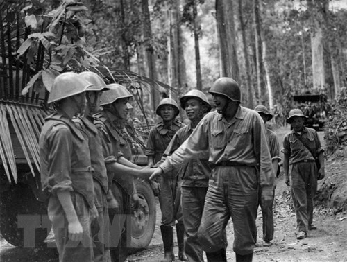 Tư lệnh Đồng Sỹ Nguyên thăm cán bộ, chiến sỹ Tiểu đoàn vận tải 101, Bộ đội Trường Sơn. (Ảnh: TTXVN phát)