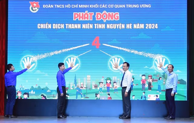 Ông Lại Xuân Lâm (thứ 2 bên phải), anh Nguyễn Minh Triết (thứ 2 bên trái) và các đại biểu thực hiện nghi thức khởi động chiến dịch. ẢNH: Xuân Tùng