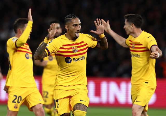 Raphinha mở tỉ số cho Barcelona.