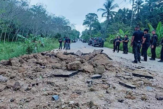 Hiện trường vụ đánh bom khiến 2 sĩ quan thiệt mạng và 1 binh sĩ bị thương ở miền Nam Thái Lan hôm 3-3. Ảnh: Bangkok Post Hiện trường vụ đánh bom khiến 2 sĩ quan thiệt mạng và 1 binh sĩ bị thương ở miền Nam Thái Lan hôm 3-3. Ảnh: Bangkok Post